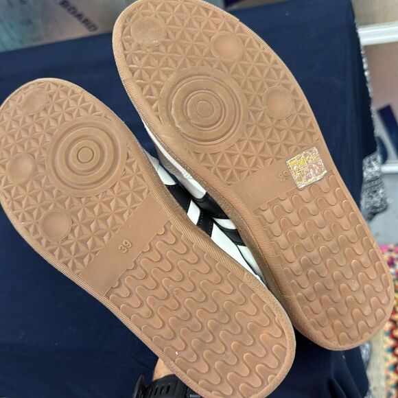 White and Black casual Sneakers- size 8- practically new! Worn once! - Picture 5 of 6